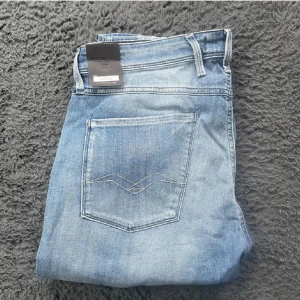Replay Anbass jeans  - Helt nya Replay jeans! Börja följ för jag har över 100 par helt nya Replay jeans som kommer laddas upp!!!Tyvärr kan jag inte skicka bild när jag själv bär plagget då jag för det första ofta inte kan ha storlekarna jag säljer och för det andra skulle det bli alldeles för mycket jobb när jag säljer så mycket, så jag rekommenderar att man kikar måtten på sista bilden heller googlar på modellnamnet för att se passformen :) tyvärr en liten fläck som skett under transporten. Har inte prövat ta bort.2