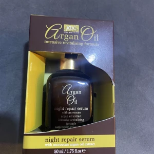 Argan Oil Night Repair Serum 50ml - Argan Oil Night Repair Serum med marockansk arganolja, intensiv revitaliserande formula. Kommer i en brun glasflaska med guldfärgad kork, 50 ml. Perfekt för att boosta huden med fukt och näring under natten.
