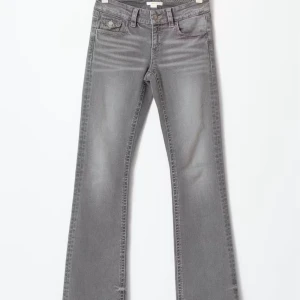 Grå bootcut jeans - snygga lågmidjade grå bootcut jeans med knappar på fickorna från gina young i storlek 164, säljer för att de inte passar mig. hör av er vid frågor eller intresse🥰
