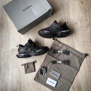 Balenciaga Track Led - Säljer äkta Balenciaga Track LED-sneakers en av silikonlocken till USB-laddningsporten vid hälen saknas. Lockets uppgift är att skydda laddningsporten mot damm och vatten. Skorna är i övrigt i bra skick och fungerar helt som de ska. Vänligen ta hänsyn till detta innan köp! Och därfor kan vi också diskutera priset!