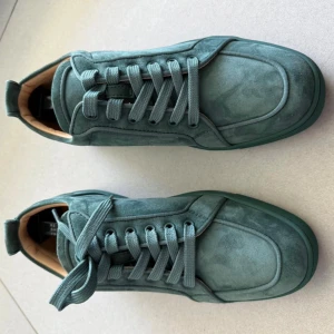 Gröna sneakers från Christian Louboutin - Snygga gröna sneakers från Christian Louboutin. De är helt nya! 100% äkta.  Nypris~ 8600kr (795$) Grymt snygga och är perfekta för dig som gillar färg! 🤩 Hör gärna av dig vid minsta lilla, ha det fint! 