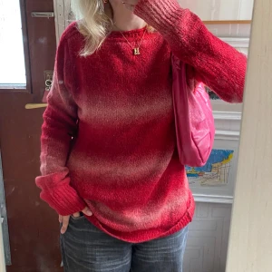 Röd stickad tröja White Stag❤️☀️ - Röd stickad tröja från White Stag med v-ringning men kan även has bakochfram! Tröjan har ett coolt melerat mönster i olika röda och rosa toner. Mjuk och stretchig! Fint skick!❤️❤️ Jag är lång och brukar ha storlek M i tröjor och den passar mig oversize!