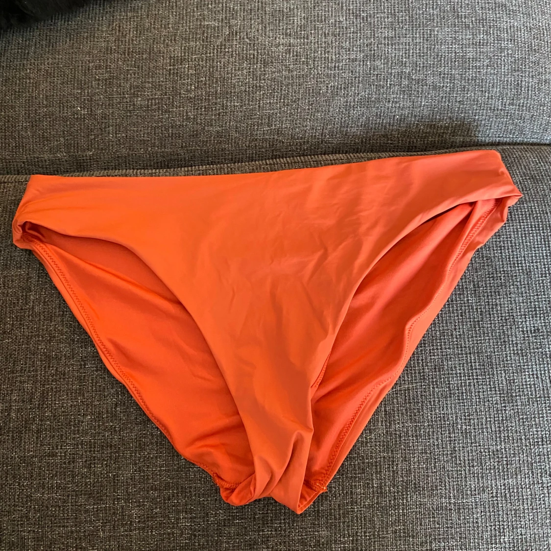 Orange bikini med twistad bandeau - 3