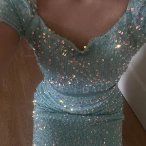 Ljusblå fest  långklänning - En jätte fin festklänning väldigt fint passform och liknande. Kan både ha den off shoulder och även dra upp den så du får en lortarnas klänning. Den är tajtare vid midjan men går in vid höfter och sen går ut vid fötterna så det släpar lite efter. Vilket gen fint duger till kroppen och ser jätte snygg ut. Jag har sytt armen lite kan man se i sista bilden. Men det når och sy upp den igen , jätte lätt. Jag gjorde det för att den va lite för stor för mina axel storlek. 