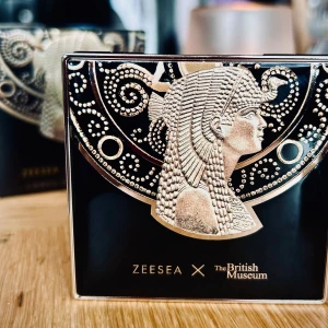 ZEESEA setting powder! - ZEESEA setting powder är inspirerad av detaljerna i den forntida egyptiska gudinnan Hathor-kollektionen från British Museum. Long-wear oil control & full coverage pressed powder #01 Ivory. 8 g. Oanvänt.
