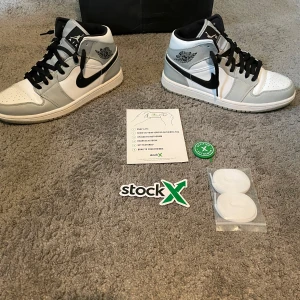 Nike Air Jordan 1 Mid Light Smoke Grey - Nike Air Jordan 1 Mid i färgen Light Smoke Grey. Kommer med stock x klistermärke, vita skosnören och skyddsplast. Knappt använda. Storlek 40,5 men skulle säga 40-41