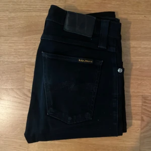 Nudie jeans svart - Säljer nu dessa feta svarta nudie jeans i strl W28 L34. Längden är som 32. Nyskick. Vid minsta fundering är det bara att kontakta🙏🙏