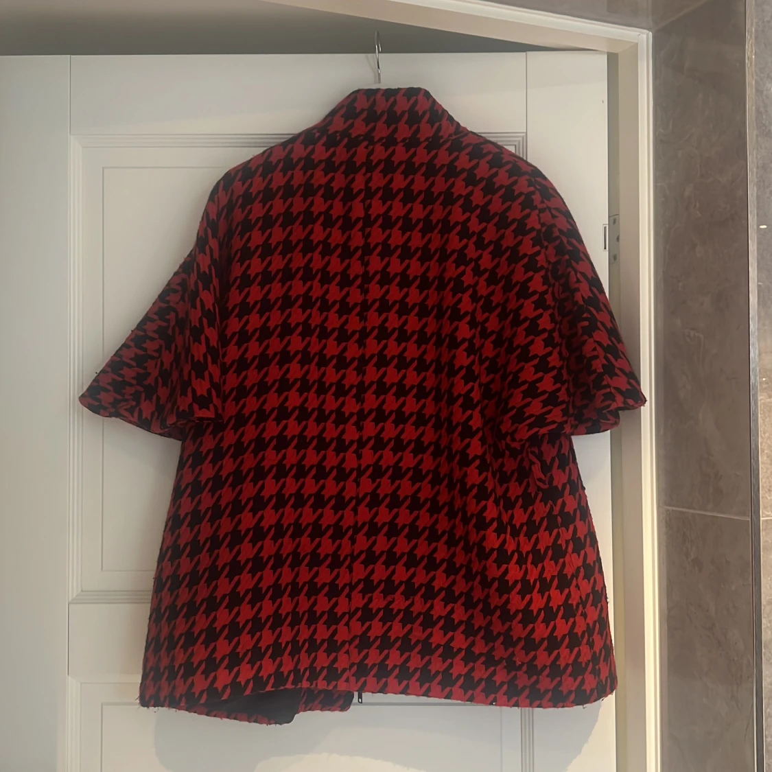 Röd och svart rutig kappa med kort ärm - 1