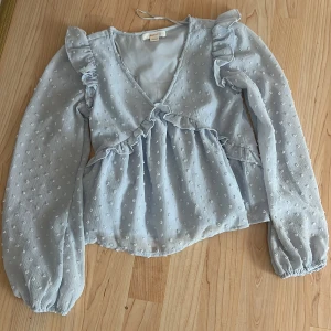 Ginatricot blus  - Min dotter har nu växt ur denna fina blusen och det är dags att sälja den, strl 134-140. Bra kvalité, nyskick 