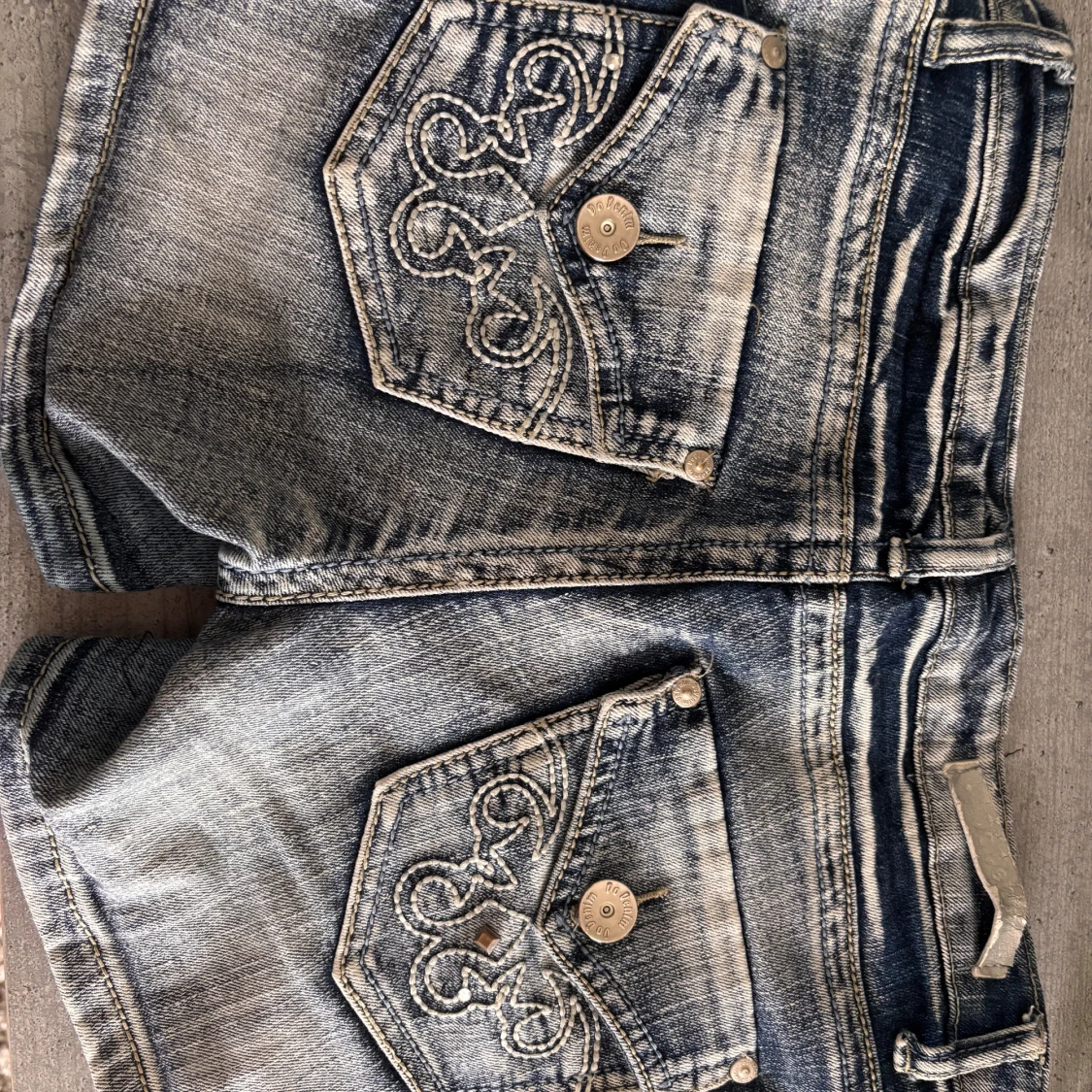 Lågmidjade jeansshorts med broderi - 3