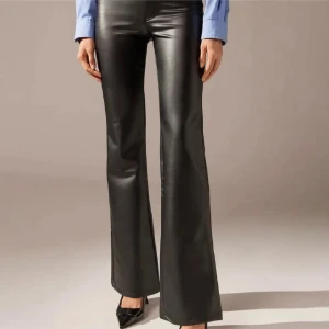 Calzedonia skinnbyxor  - säljer nu mina älskade skinnbyxor från calzedonia pga för små för mig. lite slitet i sömnen där bak men går nog att fixa!💕