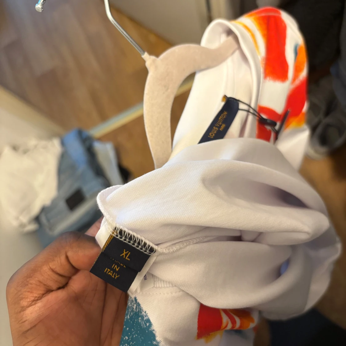 Vit t-shirt med färgstänk - 3