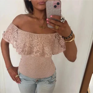 Offshoulder volangbody rosa spets - Så söt rosa offshoulder volangbody  i spets.  Jag är 168 och det är mina bilder, köp via köp nu direkt eller Swish, kvar tills markerad som såld 💖 