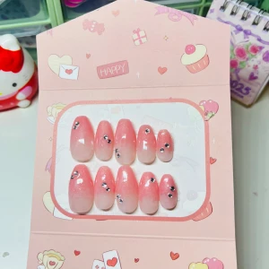 Rosa ombre lösnaglar med strass - Säljer ett set med 10 st lösnaglar i rosa ombre med glittrig finish och små silvriga strasstenar. Naglarna har en oval form och kommer i en söt förpackning. Perfekt för dig som vill ha snygga naglar snabbt och enkelt.