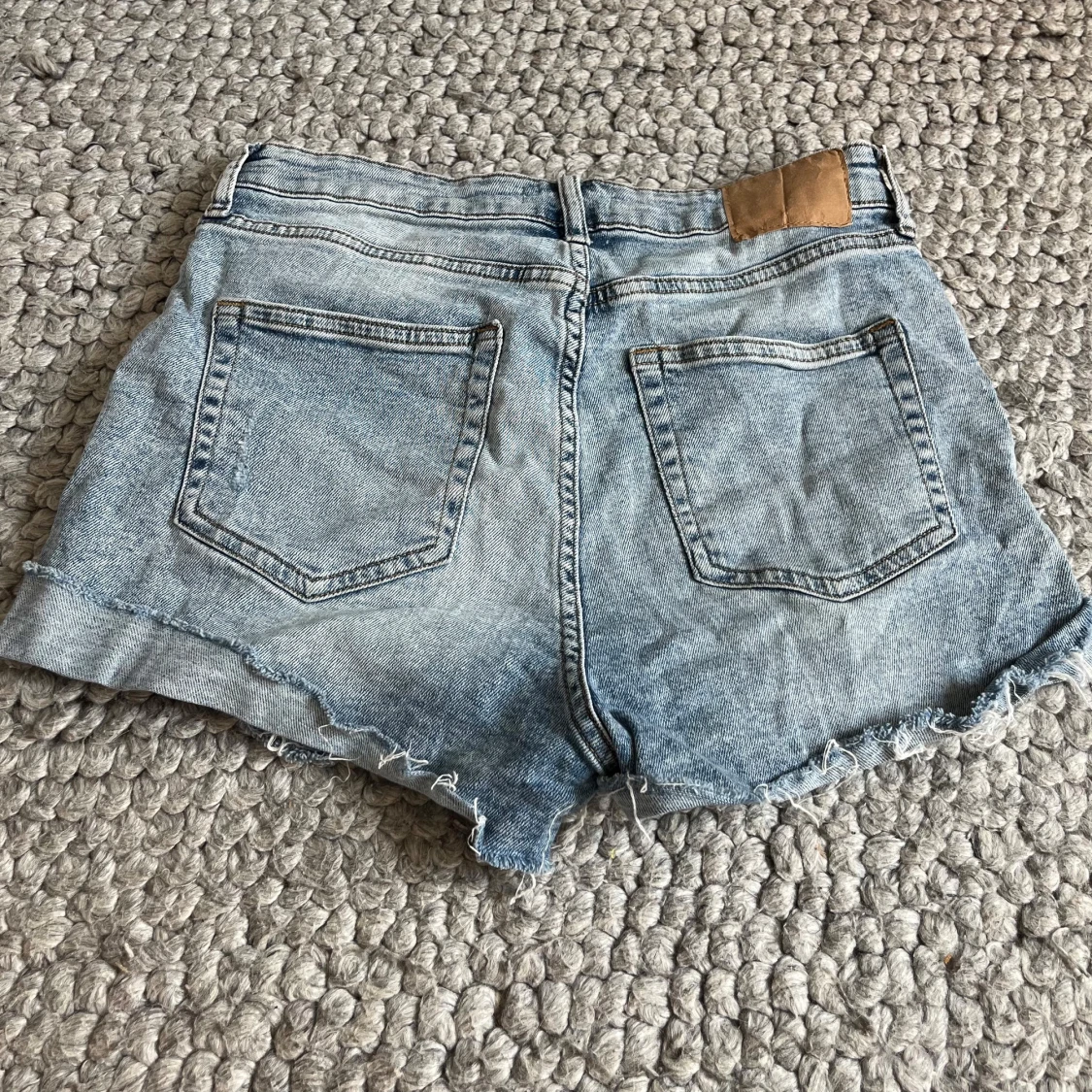 Ljusa slitna jeansshorts från H&M - 2