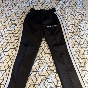 Palm Angels byxor - Svarta byxor från Palm Angels. Perfekta för en streetwear-look.