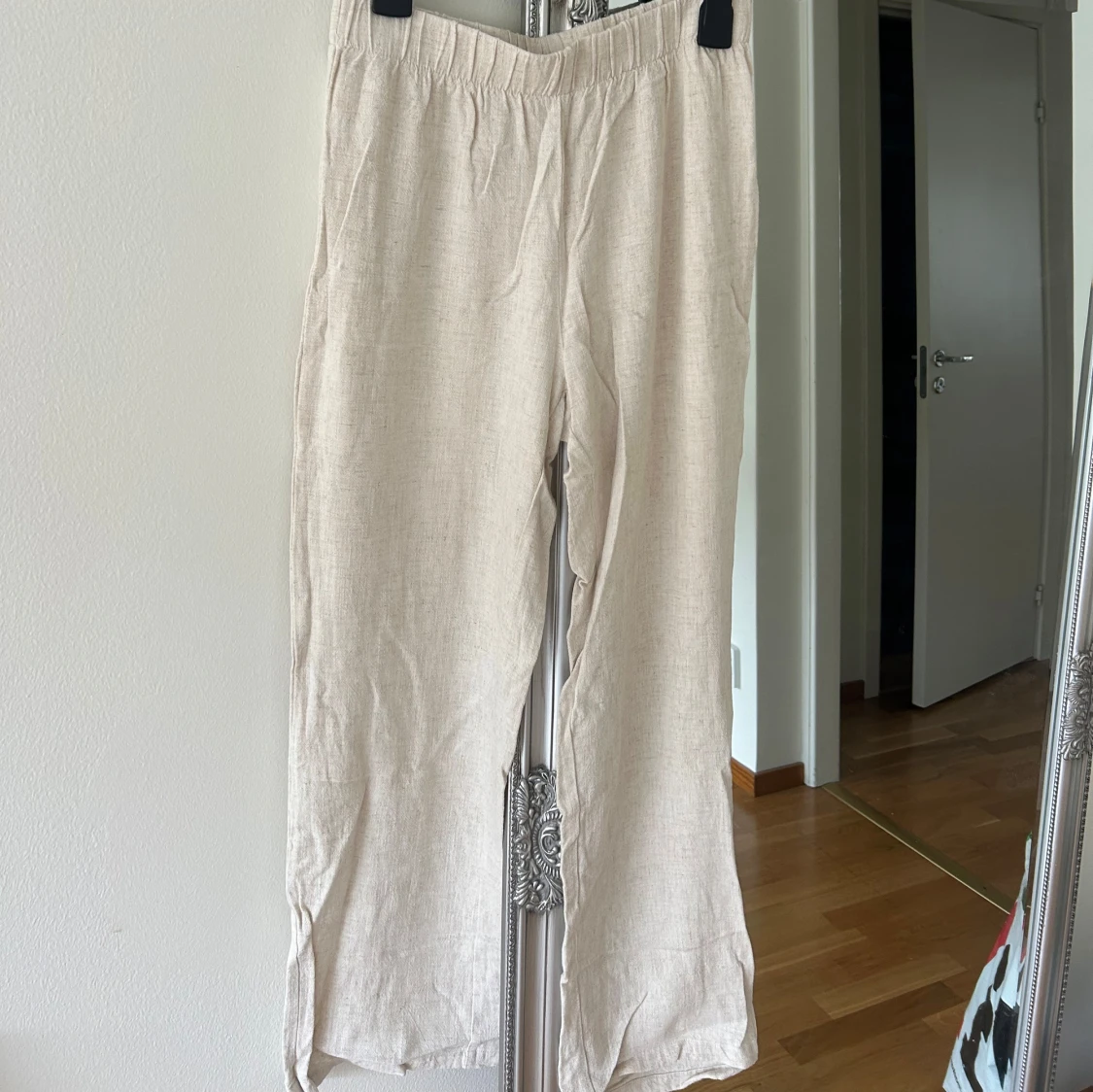 Beiga linnebyxor med resårmidja