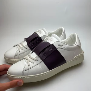 Valentino skor  - Hej! Vi säljer nu dessa riktigt schyssta valentino skor i mycket bra skick! Vi rekommenderar att gå ner en storlek. Hör av dig vid frågor! 