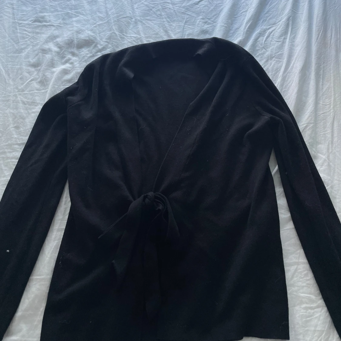 Svart kofta med knyt framtill - 1