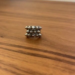 Ring - Säljer denna populära ring med nitar från edblad 