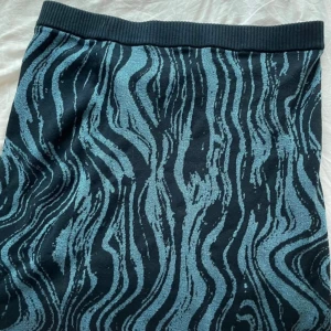 Blåsvart stickad kjol med zebramönster - Bra skick 