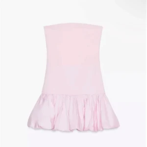 Zara Klänning - Säljer denna supersöta ljusrosa korta  klänningen från Zara med off shoulder  design och volang nertill. Klänningen är i strl M men passar även som strl S. Använts 2 gånger! (Slutsåld klänning)💗