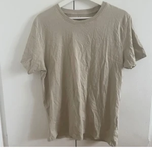 Beige t-shirt  - Säljer en helt ny beige t-shirt från soc i storlek s. Oanvänd och med lappen kvar men är bara väldigt skrynklig. Köparen betalar frakten!