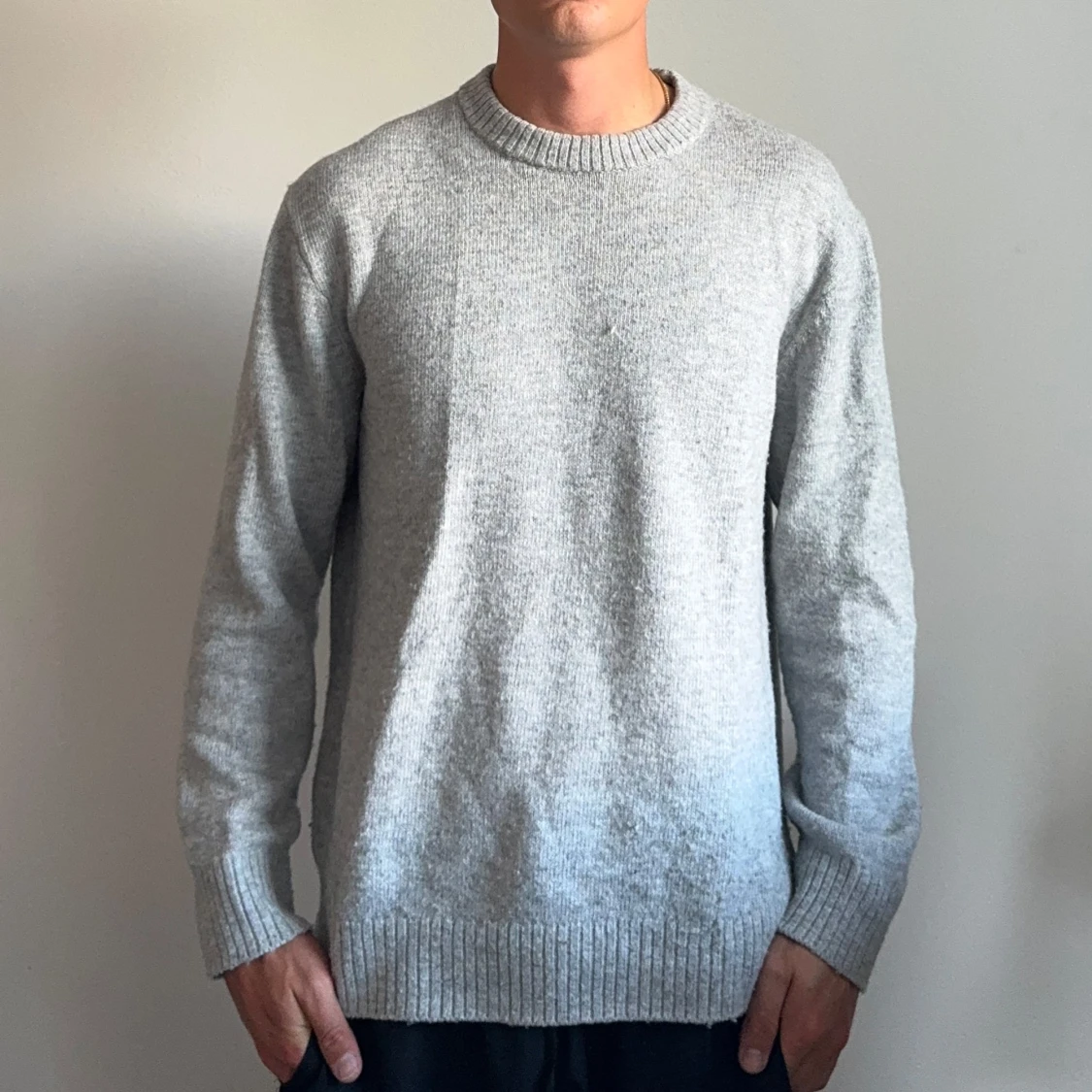 Ljusgrå stickad tröja med rund hals