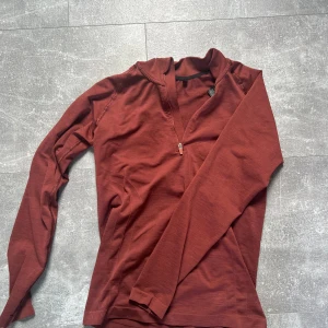 Träningströja - Jätte fin röd träningströja, sitter snyggt och man känner sig ”rörlig” i den, tröjan är lite för liten för mig