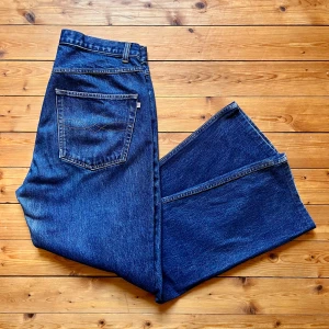 Blå raka jeans från 192 MIKI - Snygga blå jeans från 192 MIKI i klassisk rak modell. Tillverkade i 100% bomull med indigo denim och femficksdesign. Hög midja och raka ben ger en tidlös vibe. Perfekta för dig som gillar en enkel och clean look.