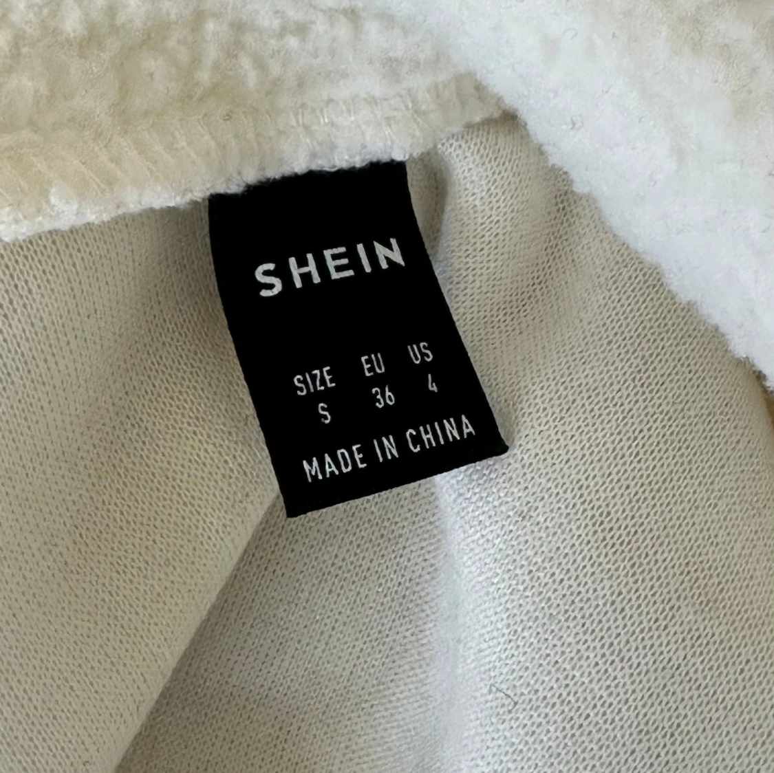 Vit teddyjacka från SHEIN, croppad - 1
