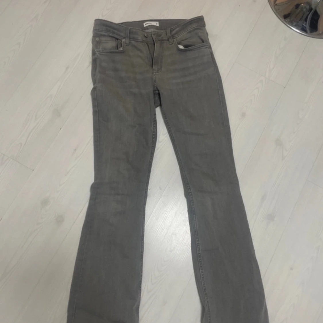 Grå bootcut jeans