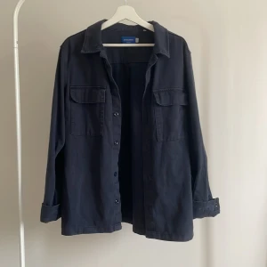 Overshirt - Overshirt från Jack and Jones i gott skick. Säljer pga lite liten