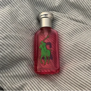 Rosa parfymflaska från Ralph Lauren - säljer Ralph Lauren parfym med ungefär hälften av innehållet kvar!