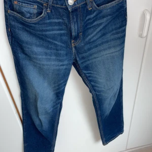 Slim Jeans  - Perfekt slimsittande jeans från H&M, passar om du är mellan 160-165, pris kan dirksuteras, be gärna om mer bilder ifall ni tvekar, skicket är prima!