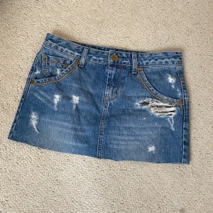 Blå rak kjol - Blå fin kjol med lite slitningar💗Skriv innan du klickar på köp eller om du har någon fråga💗