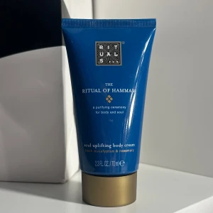 Rituals  body cream - En body cream från rituals med fräsch doft. Säljer pågrund av att den aldrig kommer till användning. Obs går ej ned i pris