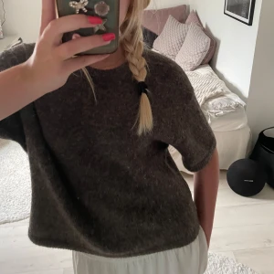 Gina Tricot stickad tröja - Säljer nu min trekvartsärmade tröja i Premium Quality från Gina Tricot! 💕 Använd sparsamt ungefär 5 gånger, men fortfarande i jättefint skick!