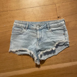 Ljusblå jeansshorts från H&M Divided - Snygga lågmidjade ljusblå jeansshorts.