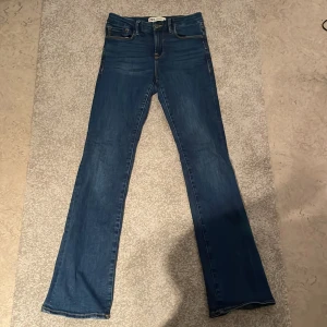 Blå bootcut jeans från Zara - Snygga blå jeans från Zara med bootcut och lågmidjade 😍