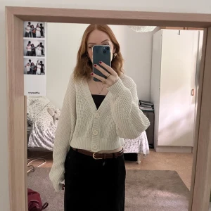 Vit stickad kofta från H&M - Vit stickad kofta/cardigan från H&M med knappar som passar mig som är XS men säkert även S! Säljer för att den inte kommer till användning och jag behöver pengar till min student