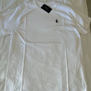 Polo Ralph Lauren T-shirt  - Säljer en helt ny och oanvänd Polo Ralph Lauren t-shirt i klassisk vit färg! Endast testat en gång! 