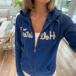 Hollister zip - En Hollister zip i storlek M. Tröjan är i fint skick. Alla mina tröjor har gratis frakt, skickas alltid inom 24h! Se fler liknande zip tröjor i min profil! E30