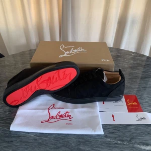 Christian louboutins  - Säljer ett par helt nya och oanvända Christian Louboutin i storlek 42  Färgen är svart med den ikoniska röda sulan.  Levereras med originalkartong och dustbag ✔ Perfekt skick – aldrig provade utomhus  Nypris: [8300kr] Mitt pris: [2200]  Kan skickas spårbart eller hämtas ifrån (västerås). För fler bilder eller frågor – skriv gärna!