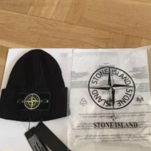 Stone Island mössa - Stoneisland mössa i nytt skick. Perfekt till höst, vår och vinter. Säljer pga fått i present och har redan en likadan, denna är aldrig använd därav priset. 