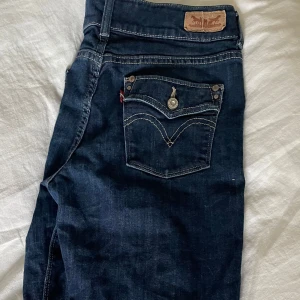 Levi's 526 Slender Boot jeans blå - Säljer mina lågmidjade Levi's 526 Slender Boot jeans i strl XS/S. Dom är i bra skick men märket bak på jeansen har spruckit.                                                   Skriv för fler bilder💕