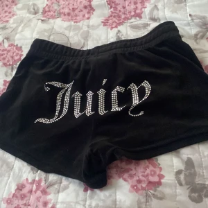 Svarta Juicy Couture shorts  - Svarta shorts från Juicy Couture i mjuk sammet med glittrande strassdetaljer. Mysiga att ha hemma 
