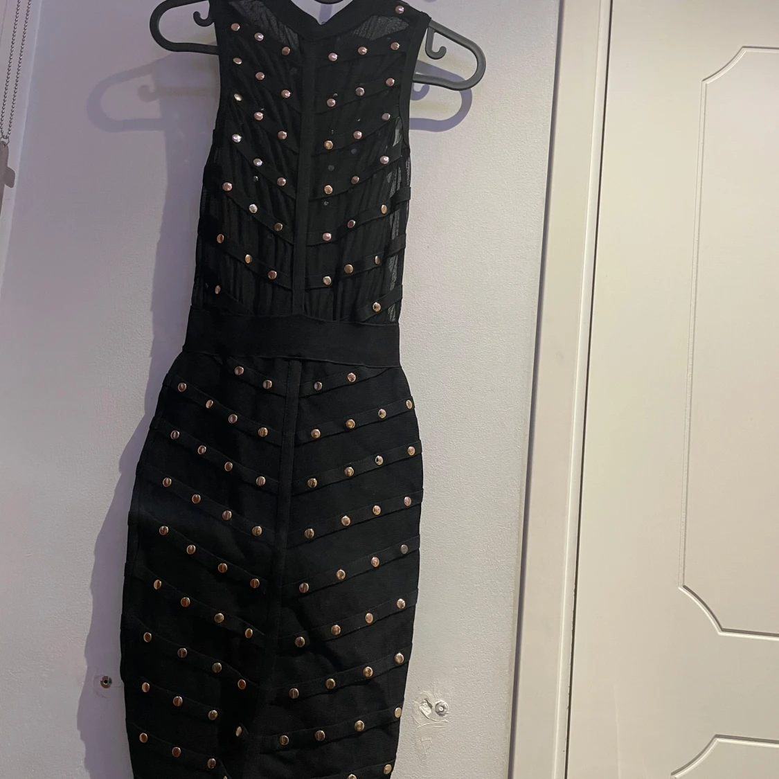 Svart kort klänning med nitar