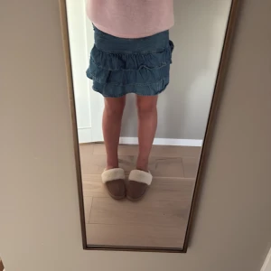 Blå volangkjol i jeans från Kappahl - Supersöt blå jeanskjol med volanger säljer begrunda av att den är för liten ! (Skriv för mer info)💕