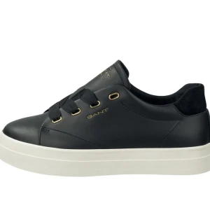 Svarta sneakers från Gant - Snygga svarta sneakers från Gant med guldfärgade detaljer och breda svarta snören. Skon har en vit platt sula och är tillverkad i skinn med en mjuk insida. Perfekt för dig som gillar stilrena och klassiska sneakers med en lyxig touch. Skickar gärna bilder på den vid intresse